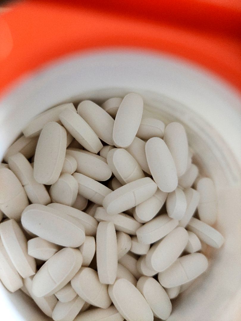 nhìn kĩ viên thuốc bằng mắt thường có nhiều chấm bi màu vàng nhạt giống như thể bị ẩm, mốc😥