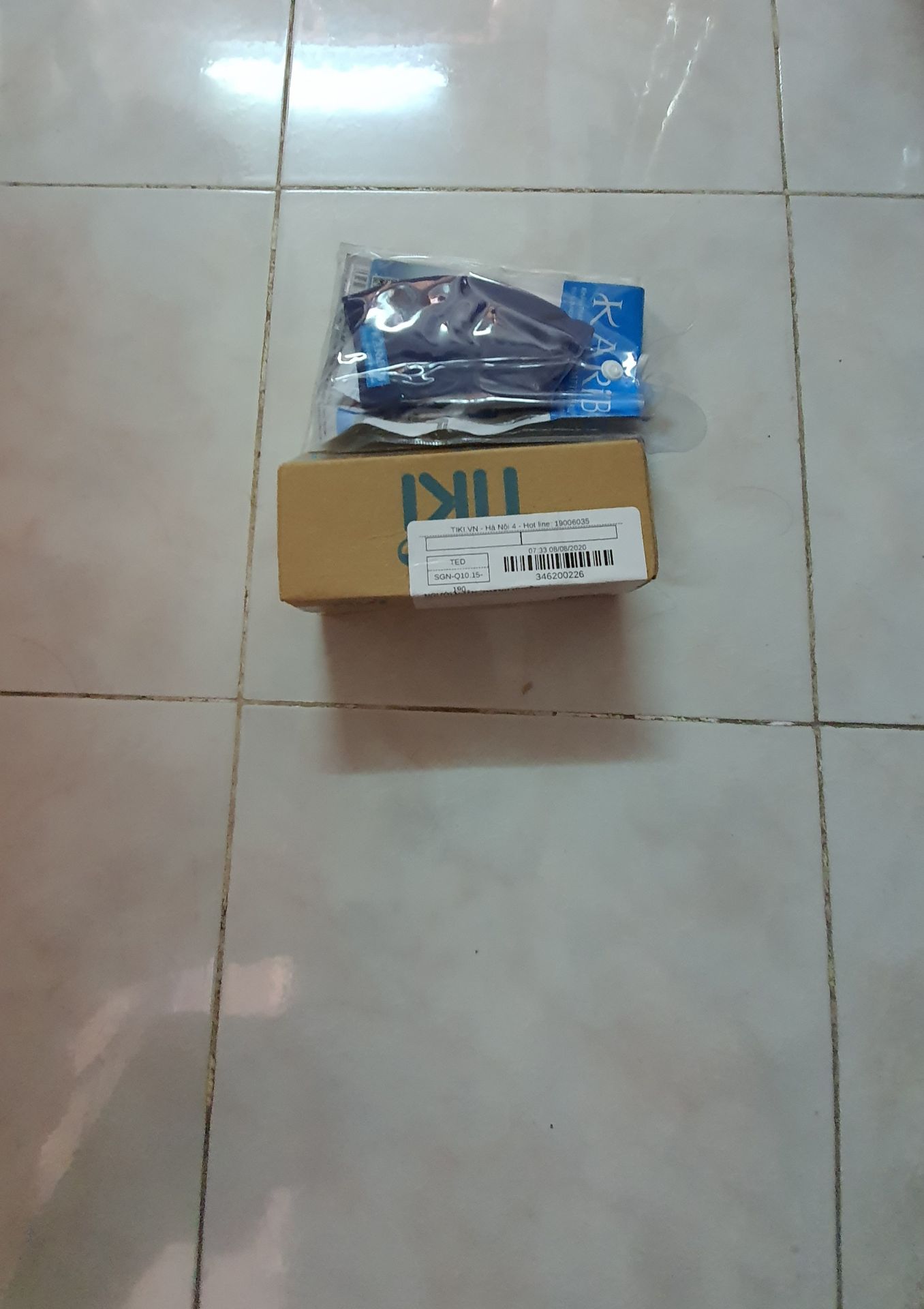 đây là lần thứ 2 mình mua combo này. Lần trước giao mình hộp to, trong hộp có 2 cái khẩu trang. Lần này giao đến cái hộp nhỏ xíu, chiều dài hộp chưa đầy 1 gang tay, người nhà nhận dùm ko kiểm tra. Mình mở ra chỉ thấy 1 cái khẩu trang. Hộp này ko thể nhét vừa 2 cái khẩu trang, nên cái hộp đựng có mã vạch này là bằng chứng giao thiếu hàng.

Yêu cầu Tiki coi lại người bán, làm ăn ***, combo 2 cái mà giao 1 cái!!!