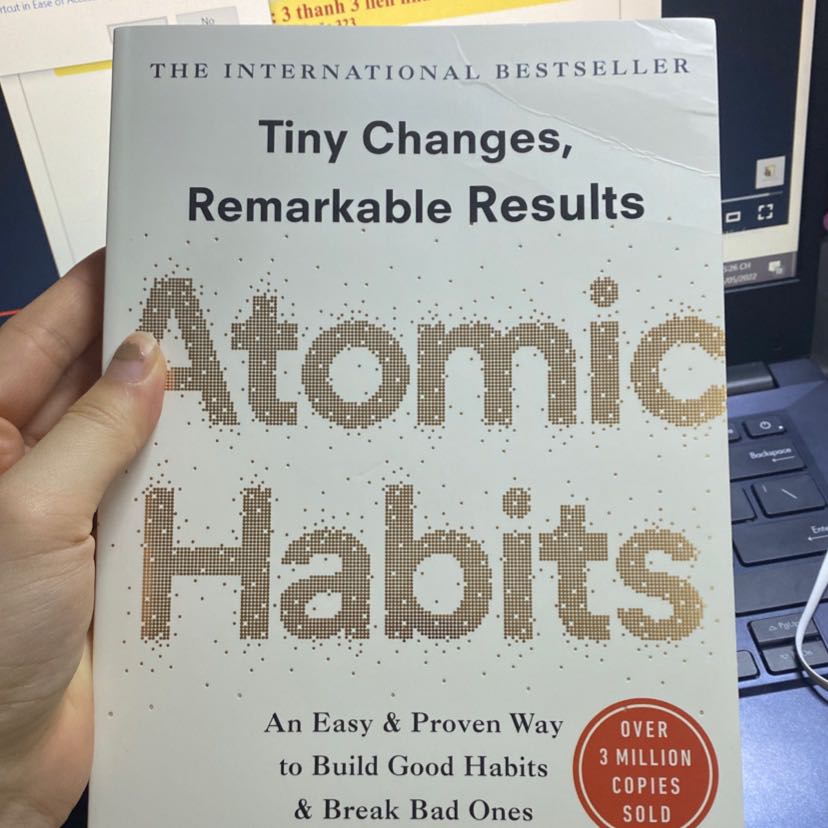 Sách đẹp, giao nhanh có điều bị mấy nếp nhăn ở bìa sách🥲 cầm quyển sách mới mà thấy bị vậy hơi ko hài lòng tí. Nhưng nội dung rất hay. Đọc một lần tren Kindle rùi nhưng muốn đọc nhiều làn nên mua hẳn sách đọc cho sướng. Giá rất phải chăng so với các chỗ bán sách ngoại văn khác ( giá toàn >450k). Nên mua❤️