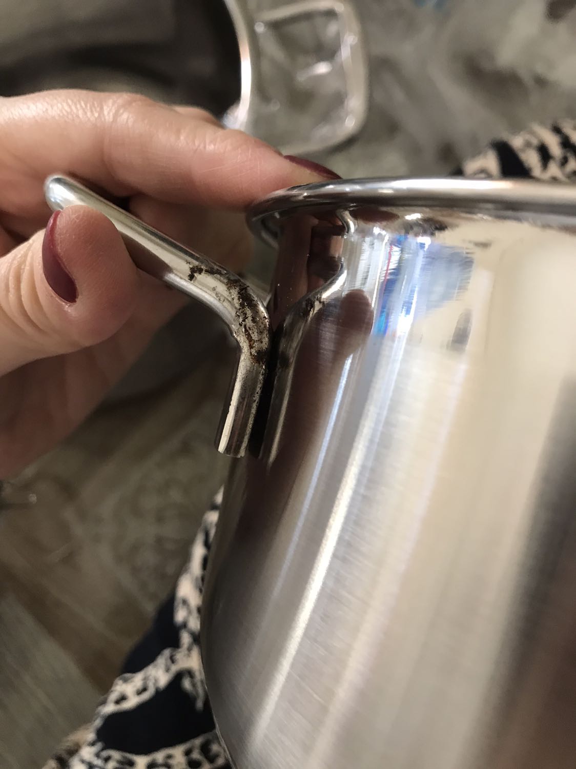 Quai nồi của mình bị bong mối hàn. Chất lượng mối hàn cũng kém, có nhiều vết đen giống như bị han. Do mình mua tặng người bạn, họ không mở ngay sản phẩm nên khi mình phát hiện ra đã quá 48h kể từ lúc nhận hàng nên ko đc hỗ trợ đổi.