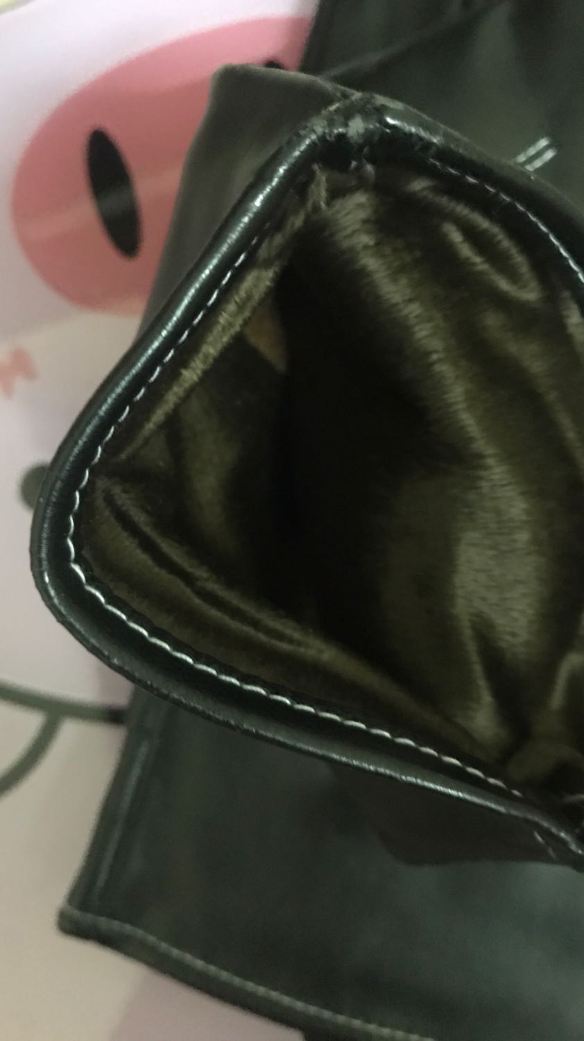 Găng tay da mềm. Bên trong có lớp lót mềm đeo thích ghê. Da chất hàng ok khỏi chê. Hàng mua trên tiki thấy chọn lọc hơn ít lỗi hơn các sàn khác. Càng mua càng thấy tin tưởng hơn. Ah sản phẩm vuốt điện thoại cảm ứng quá nuột luôn nữa ấy. Sẽ tiếp tục ủng hộ shop nếu có nhu cầu. Cảm ơn shop.