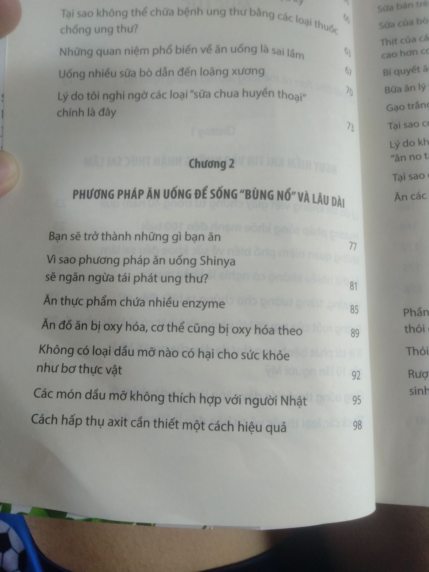 sách vô cùng hay và bổ ích.Nó thay đổi hoàn toàn suy nghĩ của mình về thực phẩm trên thị trường. Sữa bò, sữa chua, dầu oliu thậm chí là bơ thực vật những sản phẩm rất đắt đỏ và được quảng bá là chứa nhiều chất dinh dưỡng tốt cho sức khỏe nhưng thật ra chúng đều là những sản phẩm có nguy hại lớn đến sức khỏe. Và cách chúng ta chăm sóc tốt cho sức khỏe của mình qua nguồn thức ăn hằng ngày. Nhờ có cuổn sách này mà mình có thể có một cuộc sống lành mạnh, dạ dày tốt hơn và vui vẻ hơn trước. Mình khuyên các bạn rất nên mua và tìm đọc cuổn sách này.