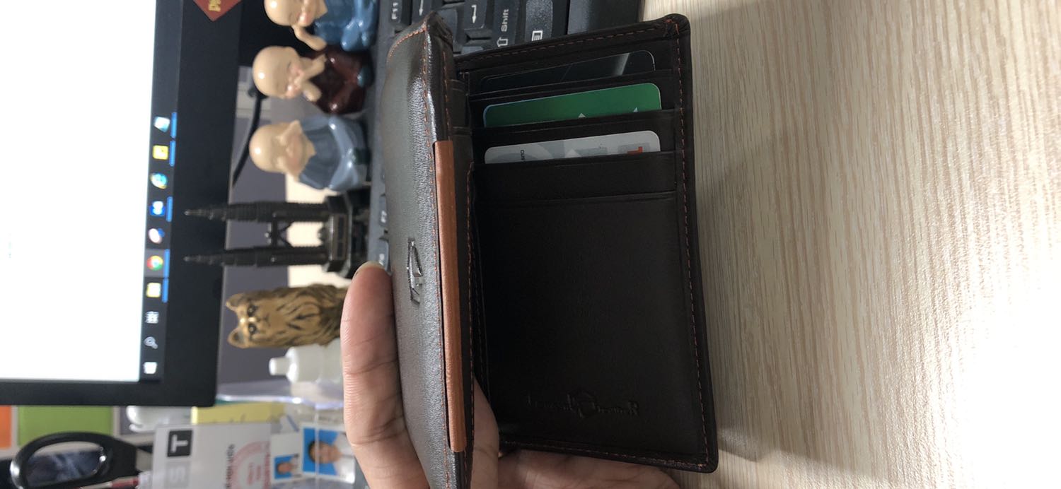 Da mềm mịn có nhiều ngăn đựng thẻ và giấy tờ