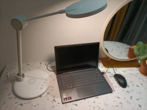 Mua được em đèn này quá là ưng ý luôn. Độ sáng có thể điều chỉnh được, 3 mức độ. Các phần của đèn cũng có thể gấp lại được, bàn làm việc gọn hơn, không tốn diện tích. Có tích hợp sạc không dây, vừa đọc sách, làm việc...vừa tranh thủ sạc điện thoại được luôn. Điểm thích nhất ở đèn này là có thêm 1 đèn phụ, màu RGB lung linh các thứ, nhìn chill phết, xanh đỏ tím vàng các kiểu. Shop tư vấn bán hàng nhiệt tình, bảo hành dài hạn nên mình cũng yên tâm sử dụng. Giá cả hợp lý nữa, mnh sẽ ủng hộ shop dài dà hhhh