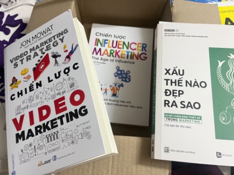 Cá nhân mình đánh giá cuốn này nội dung rất hay, hình thức trình bày rất bắt mắt và cuốn hút. Đầu tư có in màu lên nhìn cũng dễ hình dung và hấp dẫn mắt hơn. Tuy nhiên mình thấy giấy bị dày quá nên cảm giác mỗi lần giở trang như kiểu bị kẹp giấy vậy và làm cho sách  hơi bị dày. Nhưng tổng thể là rất ưng nhé. Mình mua cùng với hai cuốn nữa và thấy mấy cuốn lần này đọc cuốn nào cũng hay