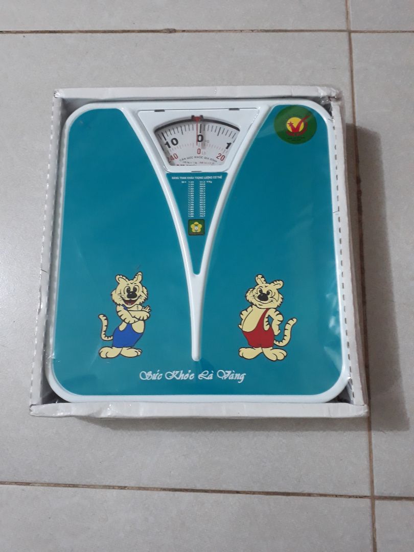 Nhận được hàng hơn tuần rồi, dùng thử đánh giá cho chuẩn nè.
- Về thời gian, thì luôn sớm hơn so với dự kiến. Đóng gói khá chắc chắn.
- Về hình thức, thì cân mới, màu sắc tươi sáng, đẹp.
- Về chất lượng thì trừ 1 điểm do cân không được chính xác cho lắm. Cả nhà mình cân toàn bị thiếu 1 đến 2 kg. Nhưng cũng vì có đọc hướng dẫn nên bảo là có sai số +- 1kg nên đành chấp nhận. Từ giờ cứ cộng 1 đến 2kg là được.
Nói chung là tạm được!