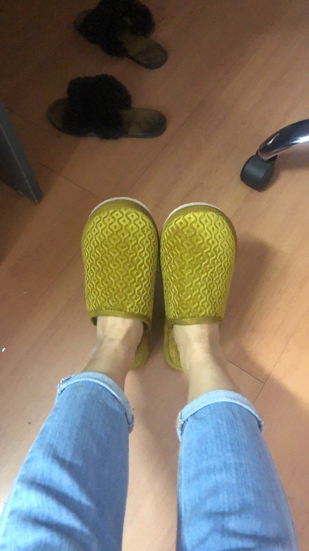 dép xinh , dày dặn, mua đông này khỏi phải sợ lạnh chân. giá rất đáng với sp dép xinh , dày dặn, mua đông này khỏi phải sợ lạnh chân. giá rất đáng với sp