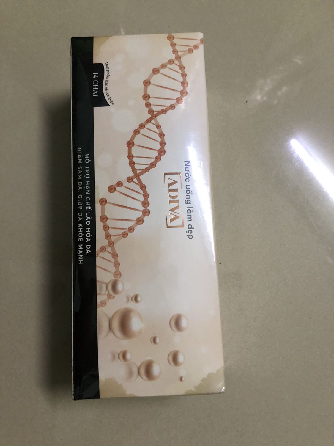 Bể mất 1 chai rồi. có lẽ cái hộp ngoài quá lớn so với hộp sp và chèn ko chắc. Mình Nghĩ Tiki/nhà sx sp nên thay đổi hộp, cách đóng gói.