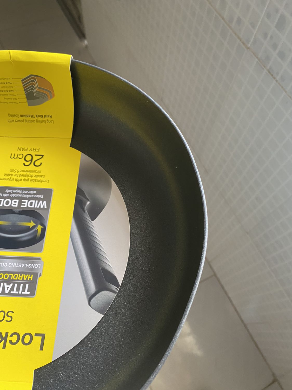 Vừa mới nhận, chảo móp méo nhiều chỗ, cán thì lỏng, trầy xướt, bao bọc quá sơ sài. Mong đổi trả