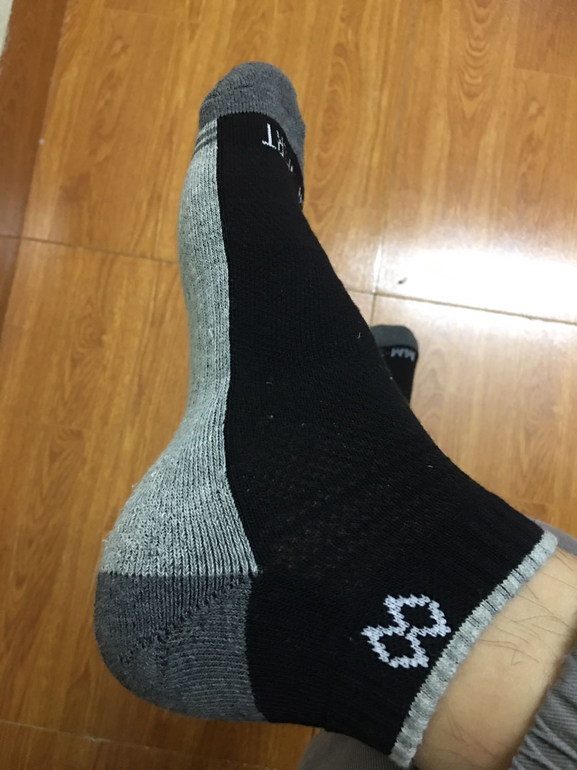 Cảm ơn nhà bán hàng đầu tư cho hình thức trình bày và bọc gói sản phẩm nhé. 5 đôi tất nhưng có nguyên hộp to như hộp của hay đựng trưng bày áo sơ mi vậy. Giá bán lẻ là 50k/ đôi, chất liệu mềm êm, cách thức may dầy và thêm lót êm ở phần dưới gan bàn chân, gót và đầu mũi chân. Phần bên trên mua bàn chân thì may chéo mắt lưới gọi là thưa hơn so với mặt dưới, nhưng phải kéo căng ra mới thấy. Chắc thiết kế để dễ thoát mồ hôi và thoáng khí hơn khi đi cùng các dòng giày thể thao thì phần buộc dây giầy và hai bên hông của bàn chân là để thoát hơi ẩm mà. Tất không phân biệt bên trái bên phải. Mua theo gói combo 5 đôi như vậy giá cả âu cũng quá hợp lý. Build giá bán tốt và sản phẩm theo mình thấy đáng đồng tiền đó. Chúc bán tốt sp nhé.  Tạm vậy, khi nào trên chân chạy bộ rồi sẽ comment thêm.