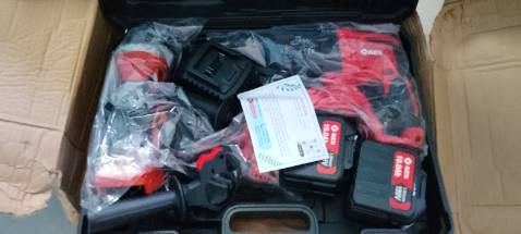 Điểm +: Máy khá mạnh, combo đủ sử dụng cơ bản khoan, cắt, khoan đục bê tong ở mức độ vừa phải, pin dung lượng cao
Điểm -: Hộp đựng không phải là hộp đựng chuyên dụng nên sử dụng hơi bất tiện, chất lượng vỏ hộp không tốt lắm, máy khá (+) nóng khi sử dụng.