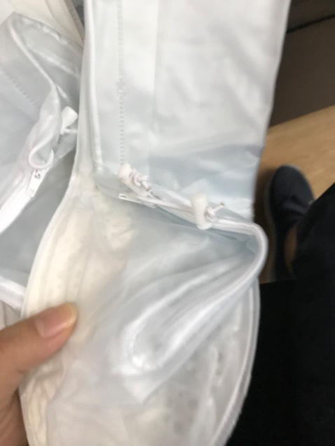 shop giao nhầm hàng, mình đặt bọc bằng silicone nhưng shop giao giày nilon, mẫu mã cũng khác, vui lòng sắp xếp đổi hàng giúp