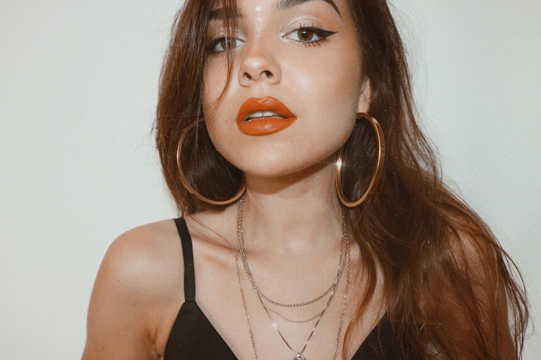 Mua vì Hiền Hồ, nhưng đánh thử rồi mê luôn Maybelline.
Lâu trôi cực kỳ, sáng tới tối, ăn chơi mãi mà ko trôi ?
2 màu cực kỳ hợp mùa thu đông, nhìn trendy lắm.
Hihi