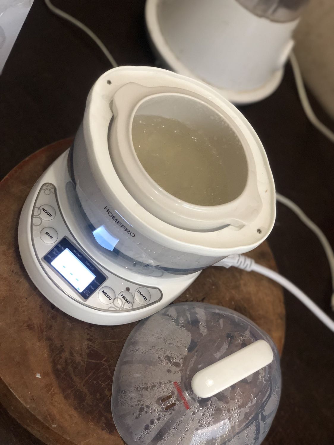 Mẫu mã đẹp, nhỏ, gọn. Có nhiều chế độ và nhiều món trưng cách thuỷ. Đã thử chưng yến và kết quả tốt. 

Có điểm trừ là thùng giao hàng bị hư, móp méo. Mình đặt 2 thùng. 1 để dùng, 1 để tặng. Nếu móp cả 2 thùng thì rất rất tệ khi tặng quà cho khách. 

Tiki nên xem lại sản phẩm trước khi chuyển đến cho khách hàng.