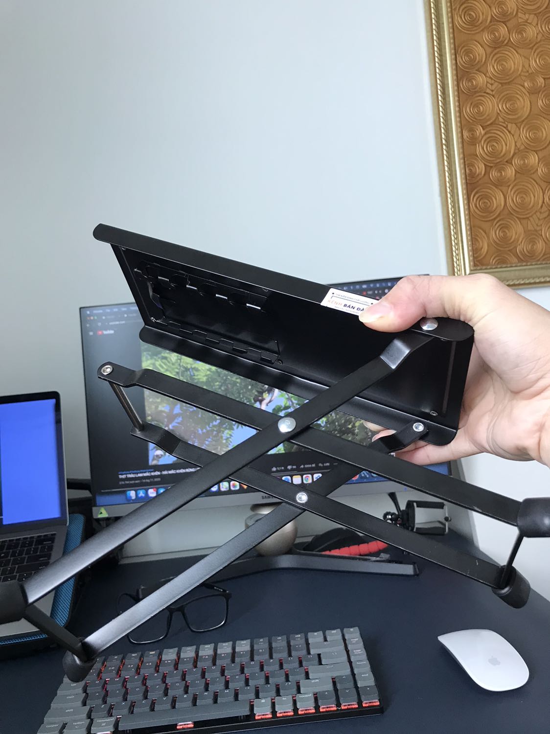 Mức độ hoàn thiện mình cho sp này 9 điểm, vì có duy nhất 1 điểm nhỏ là chân sắt chưa thật sự song song nhau. 
Nhưng shop bán hàng ok lắm, có cả phiếu bảo hành, với đôi lời nhắn nhủ cực dễ thương. Mình đã kê chân thử và rất hài lòng với sp này về hiệu quả sử dụng. SP Đáng mua.