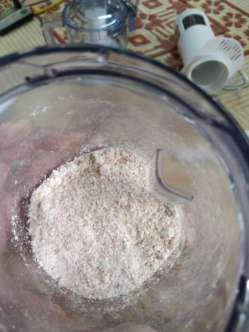 mua hàng được tặng kèm máy sấy tóc màu xanh rất cute, hàng được bọc cẩn thận. lúc đầu cắm k chạy tưởng máy hỏng.
*** lên tổng đài thì được tư vấn: sau khi lắp xong , xoay thêm từ phải qua trái, cho đến khi nghe tiếng cạch là ok.
Ngoài ra mk có xay thử 1 ít yến mạch, thấy rất mềm mịn( ảnh đính kèm)