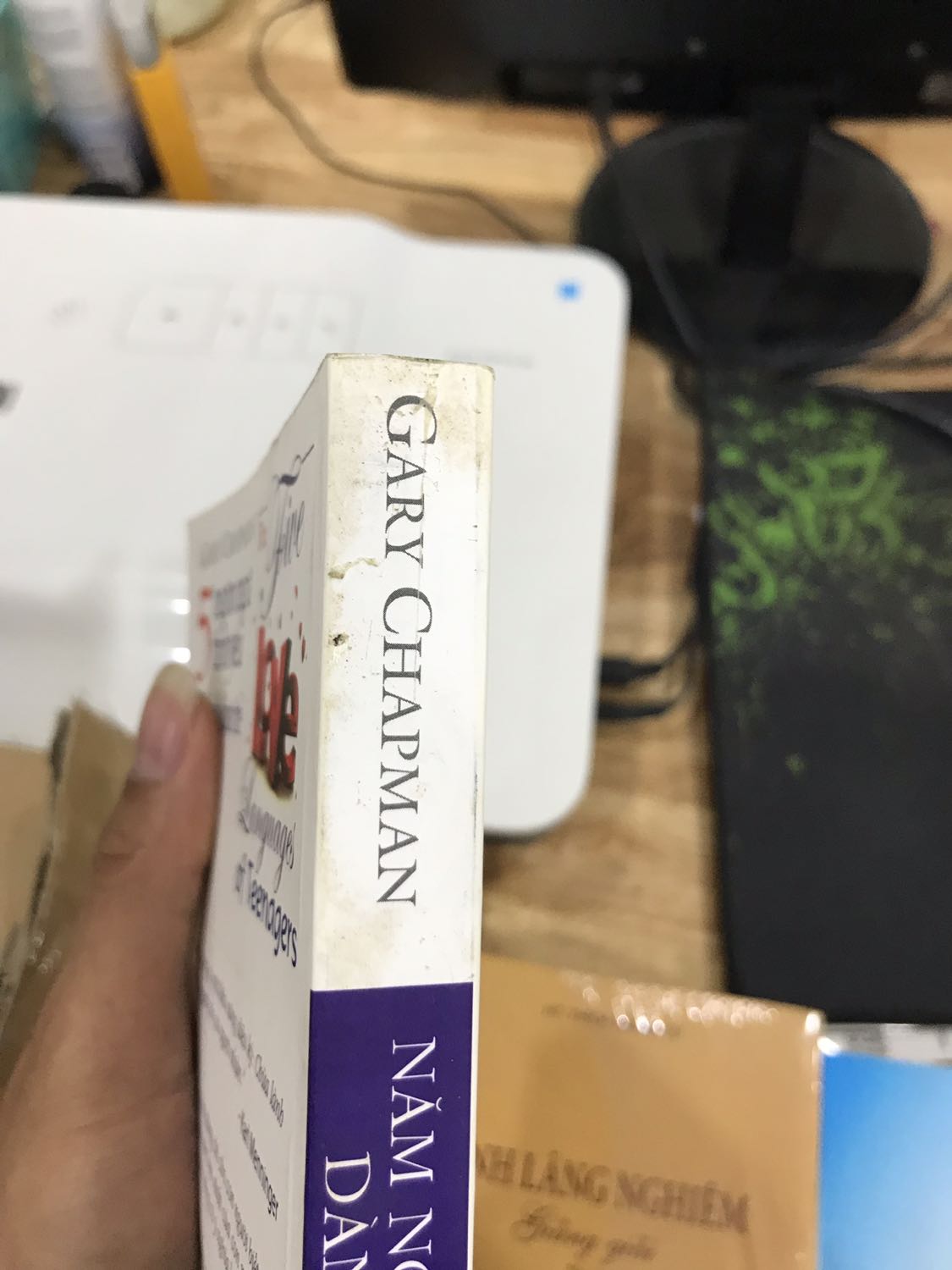 Không chấp nhận được việc giữa bao la nhà cung cấp mình chọn tiki trading để cho an tâm nhưng sách bẩn như sách đổ đống, hàng thùng. Bên trong thì nhăn nheo, sờ vào cuốn nào cũng thấy bụi. Ko hiểu kho tiki bảo quản ntn. Ban đầu rất ưng tiki về tác phong chuyên nghiệp và lịch sự, nhưng càng ngày càng thấy phải xem xét lại.