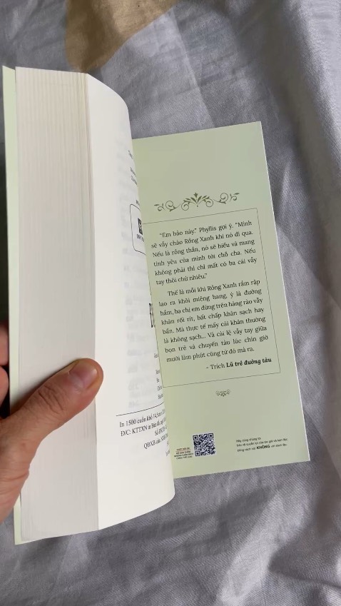 Sách được in bằng loại giấy sáng, sạch, chất lượng tốt.
Thuộc thể loại văn học dành cho thiếu nhi phù hợp cho cả thanh thiếu niên và người lớn.
Nội dung hay được nhiều người đánh giá cao.
Tuy nhiên sách được đóng gói chưa chỉnh chu nên bị gập góc, hơi đáng tiếc