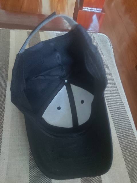 Rẻ thì có rẻ. Nhưng mọi người kg nên mua. Mang cục tức vào người, xem hình sẽ thấy đường may CỰC KỲ CẨU THẢ. Chỉ thừa quá nhiều., vải lót lòi ra ngoài mặt chính của mũ luôn. Bôi bác. Tha thiết kêu gọi mọi người không nên mua mũ của shop này và của thương hiệu này. Quá tệ.