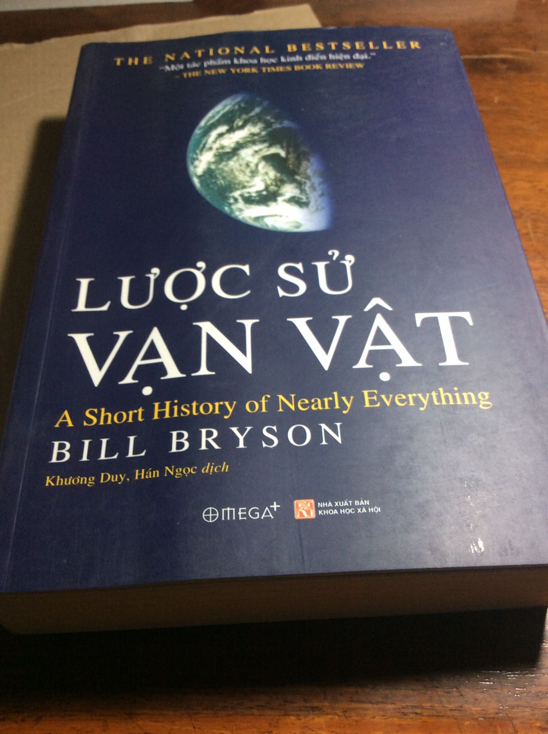 Sản phẩm có chút lỗi nhưng đối với hàng sale thì chất lượng tốt rồi. Một cuốn sách đáng đọc, vì tâm huyết của một người vốn không biết gì về thế giới, nỗ lực để tìm hiểu về thế giới, miẹt mài trong 3 năm trời để viết ra một cuốn sách súc tích lẫn nội dung và cảm xúc. Cuốn sách không hề khô khan, bạn sẽ được dòng tâm huyết của tác giả cuốn đi trước sự hình thành của vạn vật từ vũ trụ bao la nảy sinh từ hư vô cho đến ngôn nhà xanh thân yêu Trái Đất của chúng ta