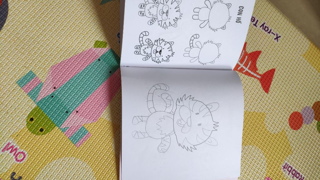 Sách hướng dẫn rất dễ hiểu, hình đáng yêu. Bé nhà mình 7 tuổi trong 1 ngày đã vẽ hết sạch gần 40 hình vẽ trong sách rồi. ? Chắc phải bắt nó tô màu vào cho đỡ phí. :)))