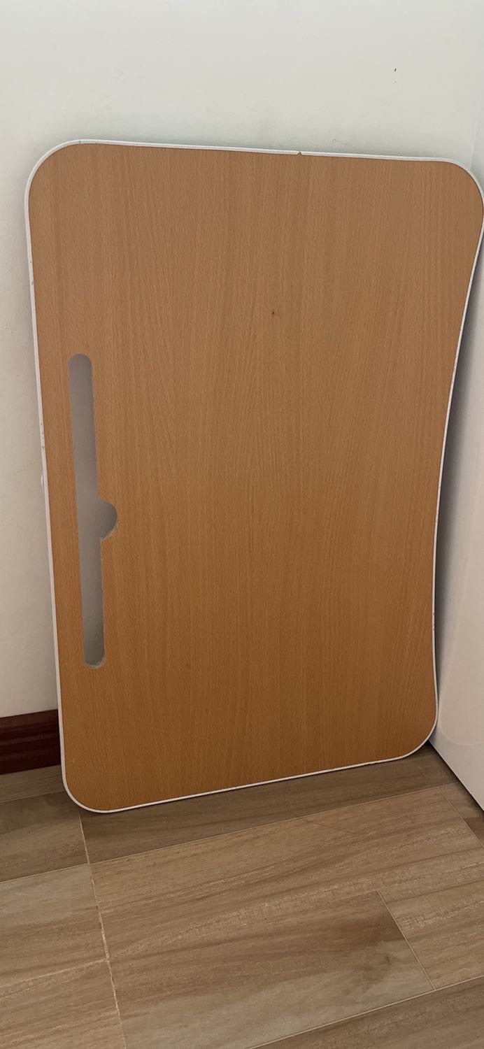 Bàn có bề mặt đẹp, khung dán cũng ổn, chắc chắn nhưng do chân bàn bo tròn và bằng nhôm nhẹ nên nhiều lúc mình tì tay vào thì bàn trượt đi.