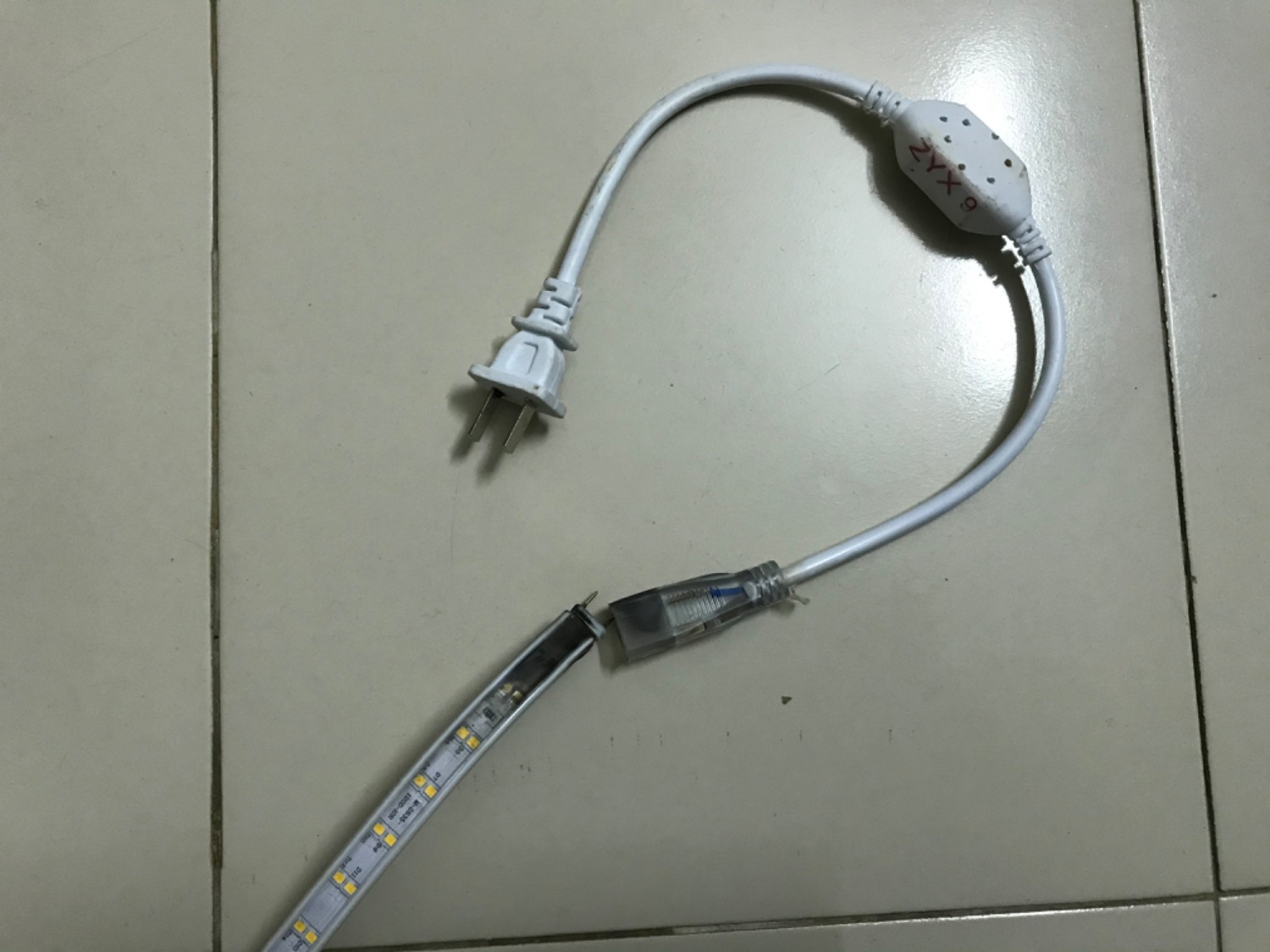 Dây led mới nhưng phích cắm hơi cũ.
Mình mua 2 sợi 10 mét thì 1 sợi dùng được. 1 sợi cắm điện vào bị cháy, tí nữa bị giật. Nguy hiểm quá. Shop cần kiểm tra kỹ chất lượng hàng khi giao cho khách.