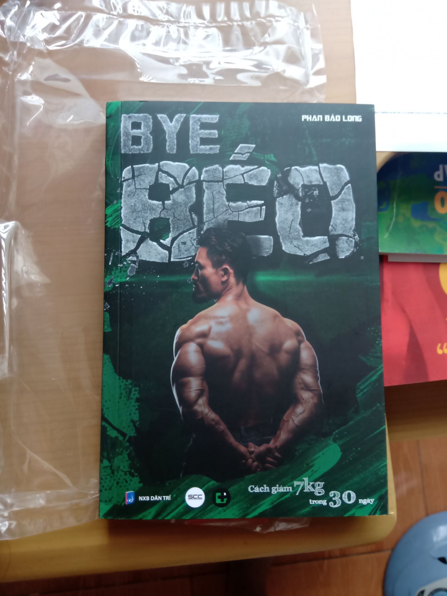 tuy đặt hàng lâu nhưng đóng gói và vận chuyển okay. Sách được đóng gói cẩn thận, xem qua vài phần của cuốn sách có hình ảnh minh hoạ đẹp, chữ to rõ. Hi vọng cuốn sách sẽ còm nhiều điều để khám phá thêm trong khi đọc. cảm ơn tiki và anh phan bảo long nhé tuy đặt hàng lâu nhưng đóng gói và vận chuyển okay. Sách được đóng gói cẩn thận, xem qua vài phần của cuốn sách có hình ảnh minh hoạ đẹp, chữ to rõ. Hi vọng cuốn sách sẽ còm nhiều điều để khám phá thêm trong khi đọc. cảm ơn tiki và anh phan bảo long nhé