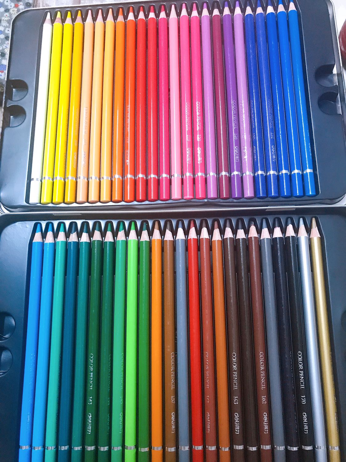 Hộp chì màu đa sắc khá đẹp. *** thấy chì mịn và dễ tô. Trừ 1 sao do 1 cây chì gãy từ lâu Ko thấy cái ruột gãy trong hộp. Và trừ thêm 1 sao do hộp chì bị móp cạnh khiến bé buồn. Này đảm bảo bị móp từ trong kho hàng của nhà cung cấp dịch mà vẫn giao cho khách chứ Ko phải do vận chuyển vì hàng được bọc nylon xốp nhiều vòng rất êm ái.