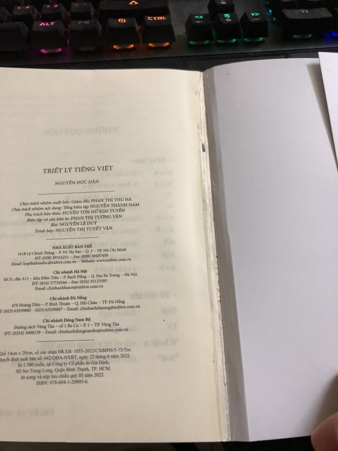 Sách bị cũ nên keo dán bị nhả keo dán gáy
Mong shop xử lý giúp