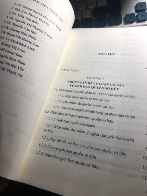 Sách với nội dung chuyên khảo về quyền sỡ hữu tài sản,đặc biệt QSH TS phi vật chất đã phân tích rất sâu, dễ hiểu và có thể mở rộng cho người đọc khi nghiên cứu nâng cao. Cảm ơn nhà sách VietNambook đã hỗ trợ sách nghiên cứu tốt.