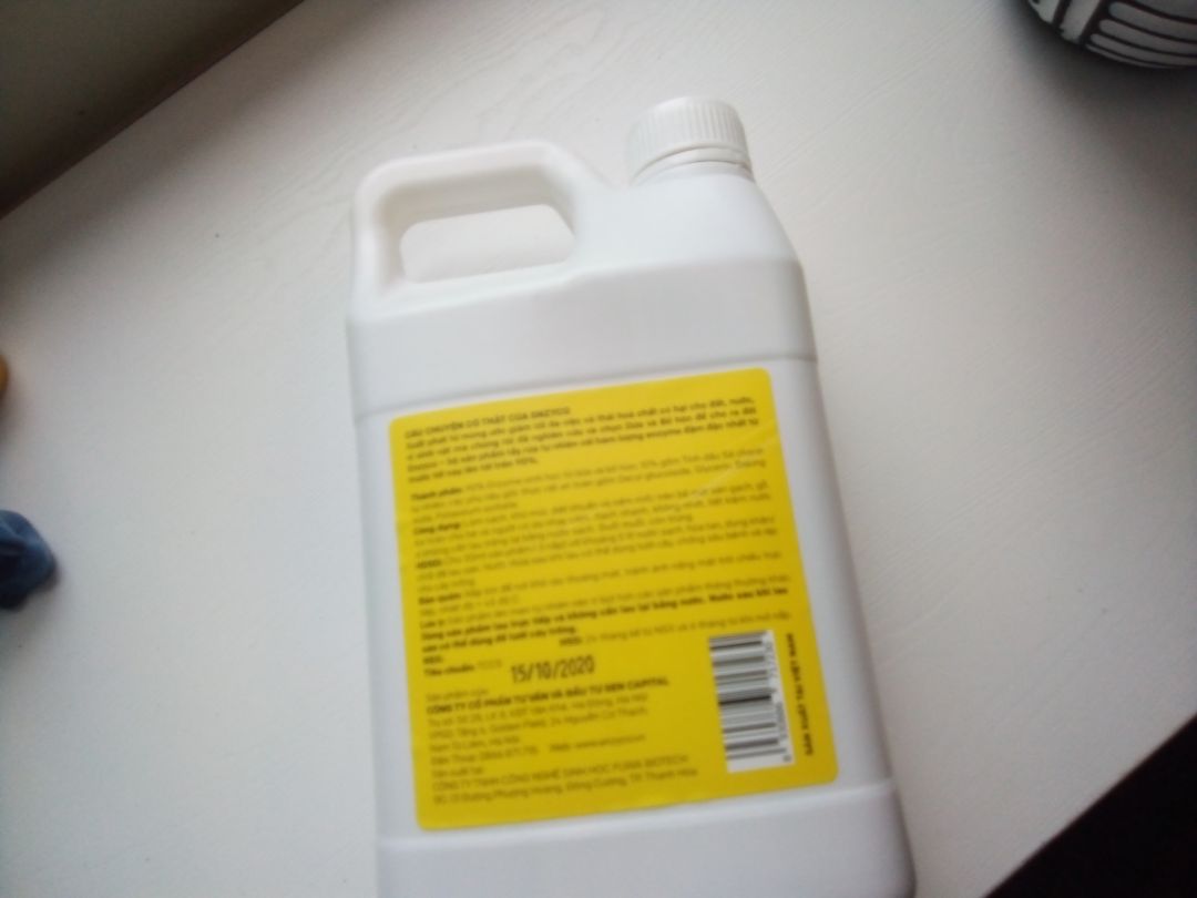 nước lau sàn siêu ưng, mình lau sàn có 1 lần và không lau lại bằng nước thường, sàn sạch bóng luôn mùi cũng dễ chịu, đặc biệt hương sả chanh nên đỡ muỗi hơn trước nhiều