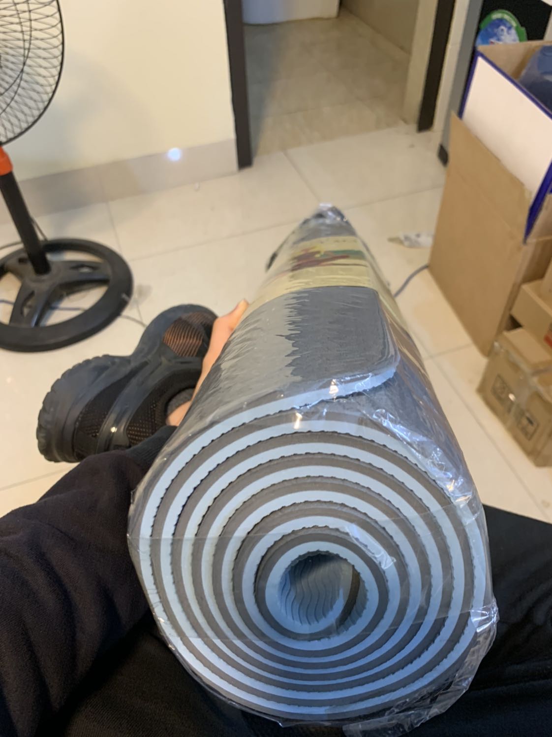 Thảm yoga 8mm xám..
Thảm rất đáng tiền, đồ dày chuẩn 8mm, êm, bâm sàn tốt, màu sắc này rất hài hoà, dễ dùng cho cả 2 vợ chồng..
Túi vừa vặn, rộng rãi nên dễ bỏ vào chứ ko như lần trc mua phải cái túi nhỏ, mỗi lần muốn bỏ thảm vào  là rất vất vả
Giao hàng thì tốc độ ko cao, nhưng mà đc cái phí rẻ