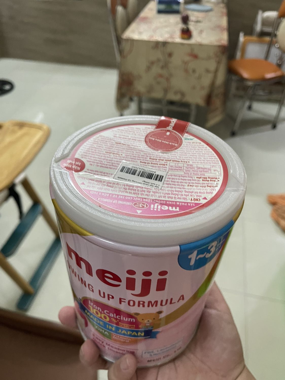 Sản phẩm giao hàng nhanh chóng.

Mình đặt 3 ngày là có hàng rồi.

Về so sánh thử với sữa mua ngoài hàng thì không khác gì về bao bì cả.

Chất lượng mình nghĩ cũng sẽ tương đương thôi :D