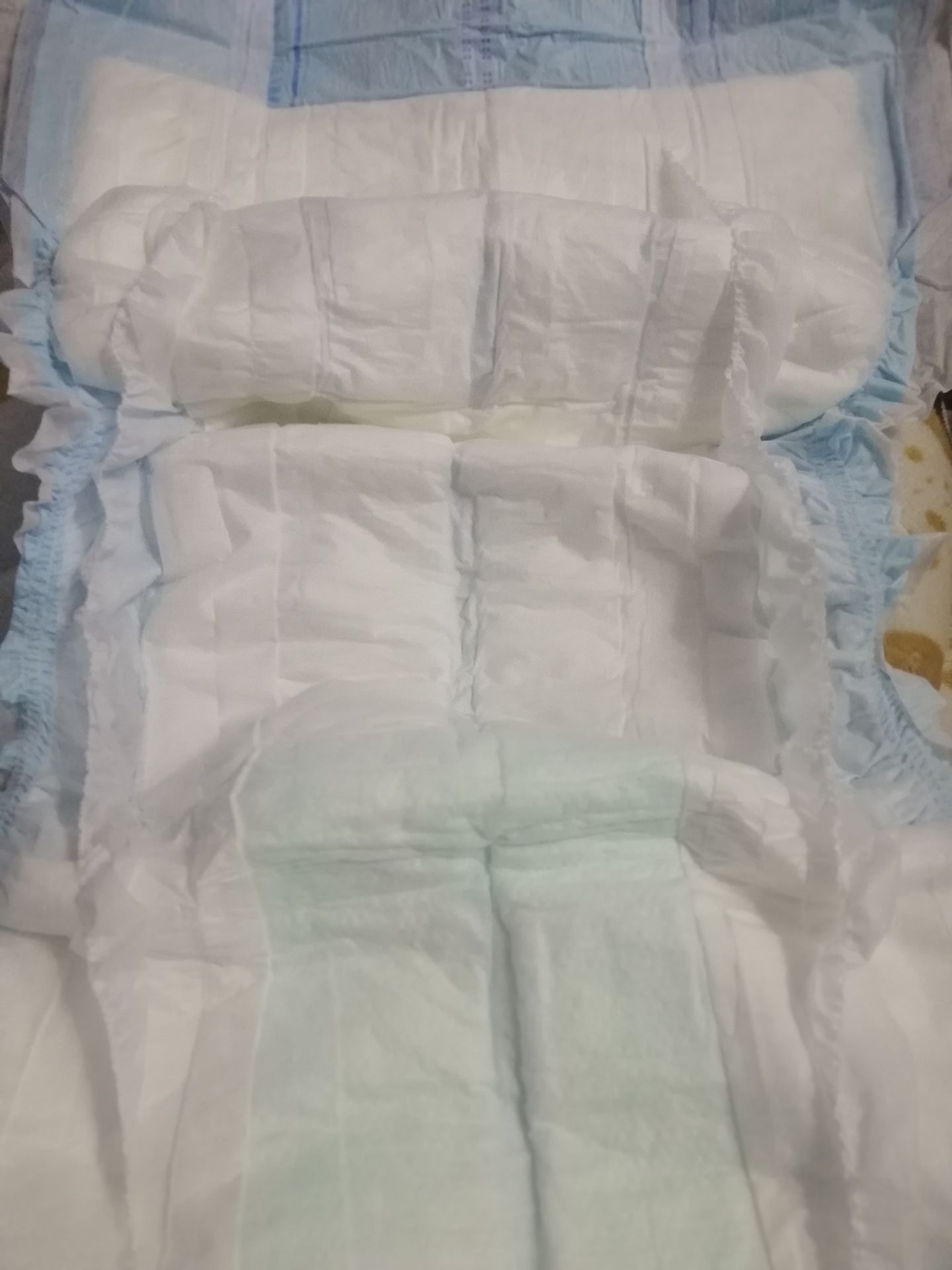 Lúc trước có mua thử loại này ngoài cửa hàng rồi, gói M-L3 thấy tã dày dặn, vách ngăn và viền có chun khá chắc chắn, ôm tốt. Nay mua thử của Tiki gói to luôn, thấy in là CẢI TIẾN MỚI nhưng hơi thất vọng. Lõi bông giữa tã rất lỏng, tách ra được 2 lớp luôn. Vách ngăn rất mỏng, chun có như không. Chọn size M nhưng hóa to hơn cả M-L. Mùi thảo mộc khá nồng.