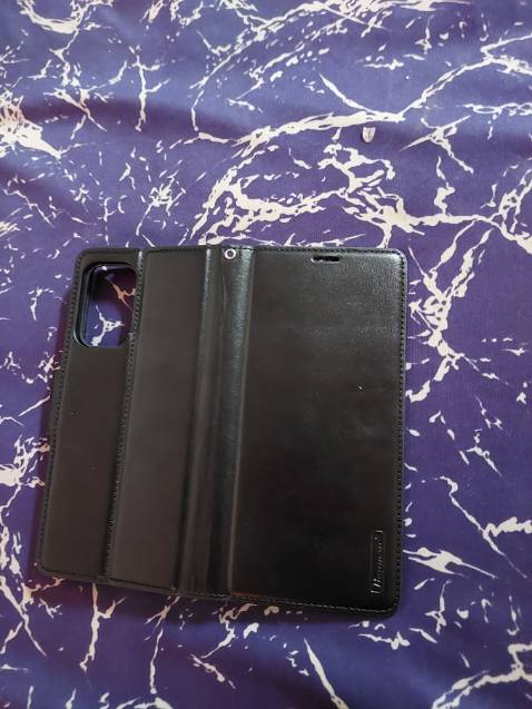 Đã mua và rất hài lòng với shop, giao hơi lâu nhưng kệ, da chất lượng tốt, không trầy rách hay thậm chí thừa chỉ. (Hình ảnh dính bụi chứ ko phải do da rách)