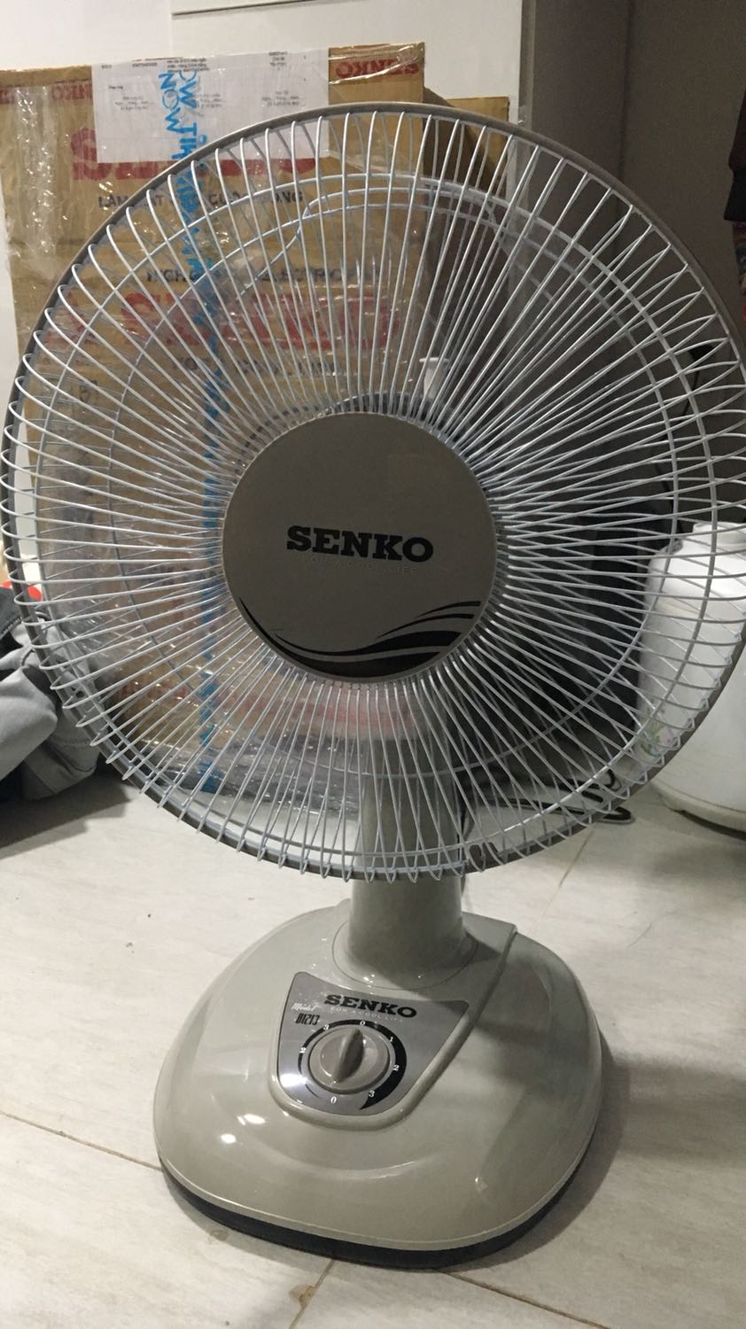 Quạt giao đầy đủ bộ phận. Nhưng lắp xong bật thử thì động cơ kêu quá ồn, như còi hú giống như động cơ bên trong bị thiếu dầu bôi trơn. Mình mua rất nhiều lần trên Tiki nhưng lần này thấy thất vọng. Đề nghị Tiki cho đổi hàng