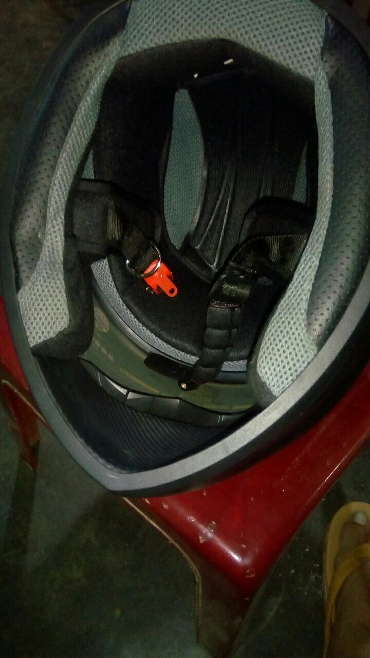 đầu mình 57 cm, chơi đến size XL này rồi mà còn hơi chật nhất là hai cái miếng sốp áp vào hai bên má rất khó chịu, hy vọng nhà sản xuất sớm khắc phục làm cái mũ to hơn một chút. hoặc làm cái miếng sop ở hai bên má mỏng bớt như thế sẽ thoải mái hơn. mình không thấy shop nào có cái XXL nên ko có đôi lại thêm cũng ko thường đi nhiều nên tạm chấp nhận.