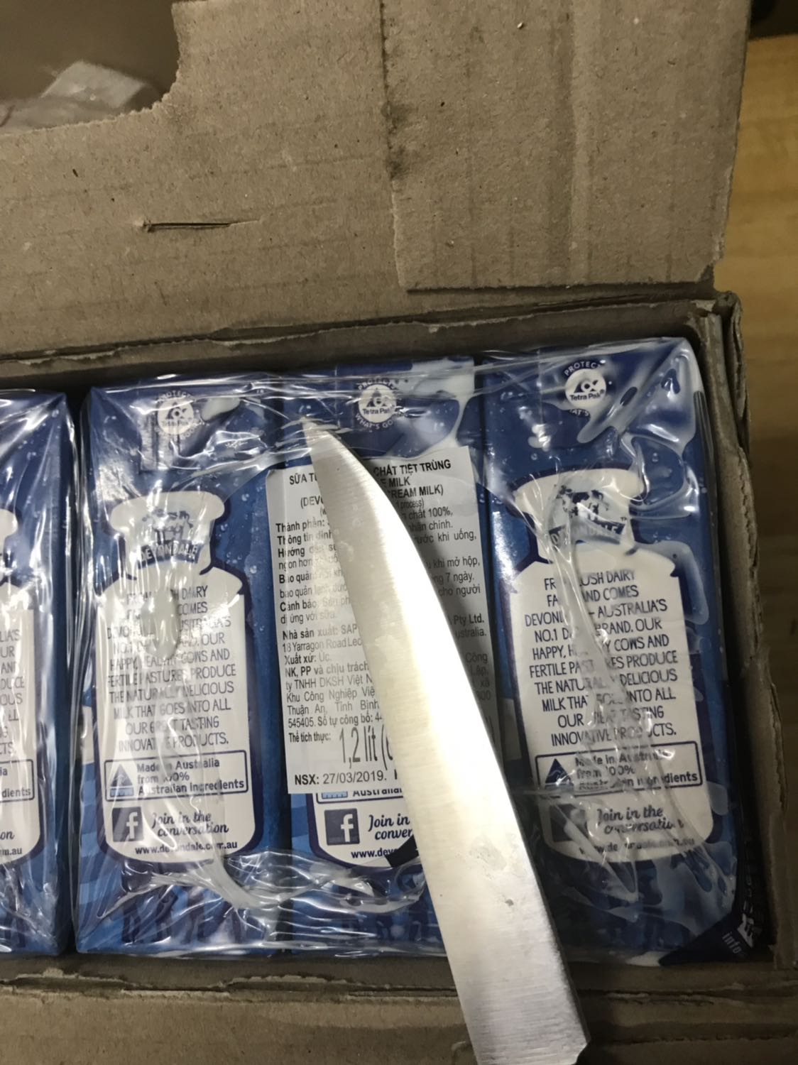 Đóng gói lỗi hoặc do vận chuyển sóc nảy nên khui ra thấy sữa bị loang ra ở 2 lốc. Cụ thể bị hộp nào vẫn ko rõ lắm... 
Tiki phụ thu phí cồng kềnh 11k/đơn hàng (thùng ko lớn lắm) mình ko nói gì, nhưng để sữa bị loang như này phải xem xét lại.