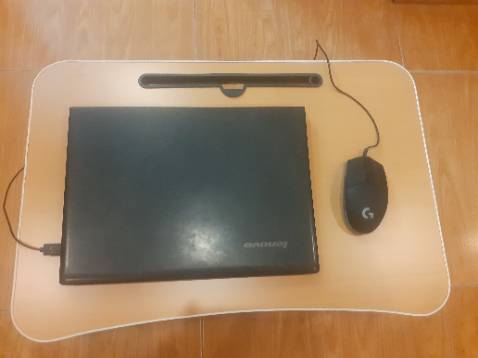 Ưu điểm: Bàn học đẹp, mặt phẳng nhẵn, đúng màu, nhìn sang trọng. Nói chung đúng như trong hình mà shop đăng. 

Nhược điểm: Mình chọn sai từ khâu thiết kế, vì chân bàn kiểu gập cong này không vững chãi dù đặt ở trên nền sàn cứng hay trên giường, dập dềnh như bập bênh,nên nếu để đồ vật (laptop, cốc nước....) lên thì lúc nào cũng phải chú ý kẻo bị trượt đổ.