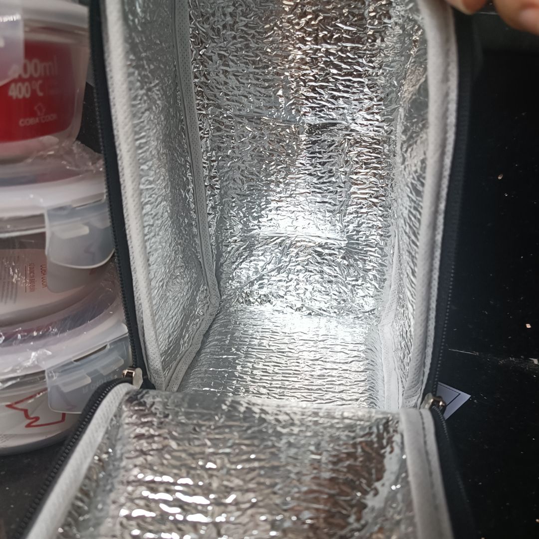 Hàng giao nhanh. Mẫu mã đẹp. Túi giữ nhiệt rất xinh. Chỉ không chén nó có bỏ vào được là vi sóng không thôi