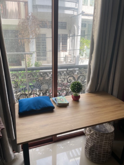 Bề mặt rộng rãi (120x60), thiết kế đẹp, kết cấu tạm được