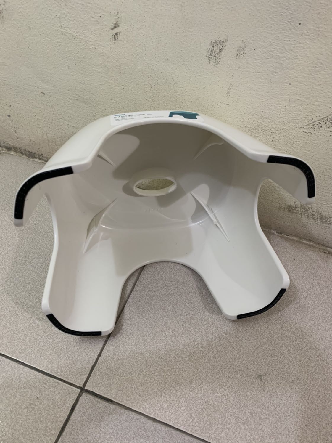 Ghế to đẹp, còn có cả chống trượt nữa trẻ em ngồi cũng an toàn. Mình like cho shop