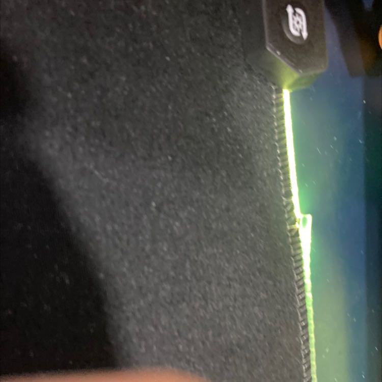 Mua về mở ra cái là có vài chỗ bị rách chỉ.