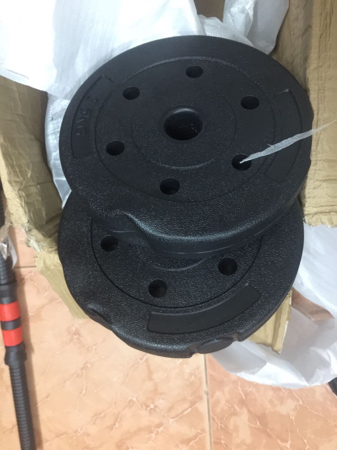 Khá cứng cáp, lắp full tạ nhìn hơi đồ sộ so với trọng lượng. Tay cầm bằng nhựa khía nhám nên xác định không có găng tay thì khỏi tập. Chưa thử transform sang tạ đòn nhưng nhìn chung ổn. Giao hàng đúng hẹn và nhiệt tình bê vác, 2 bánh tạ 2.5kg bị móp không rõ nguyên nhân tuy không ảnh hưởng tới lắp đặt nhưng hơi mất thẩm mỹ nên trừ 1 sao. Chốt lại là hàng BỔ, RẺ!