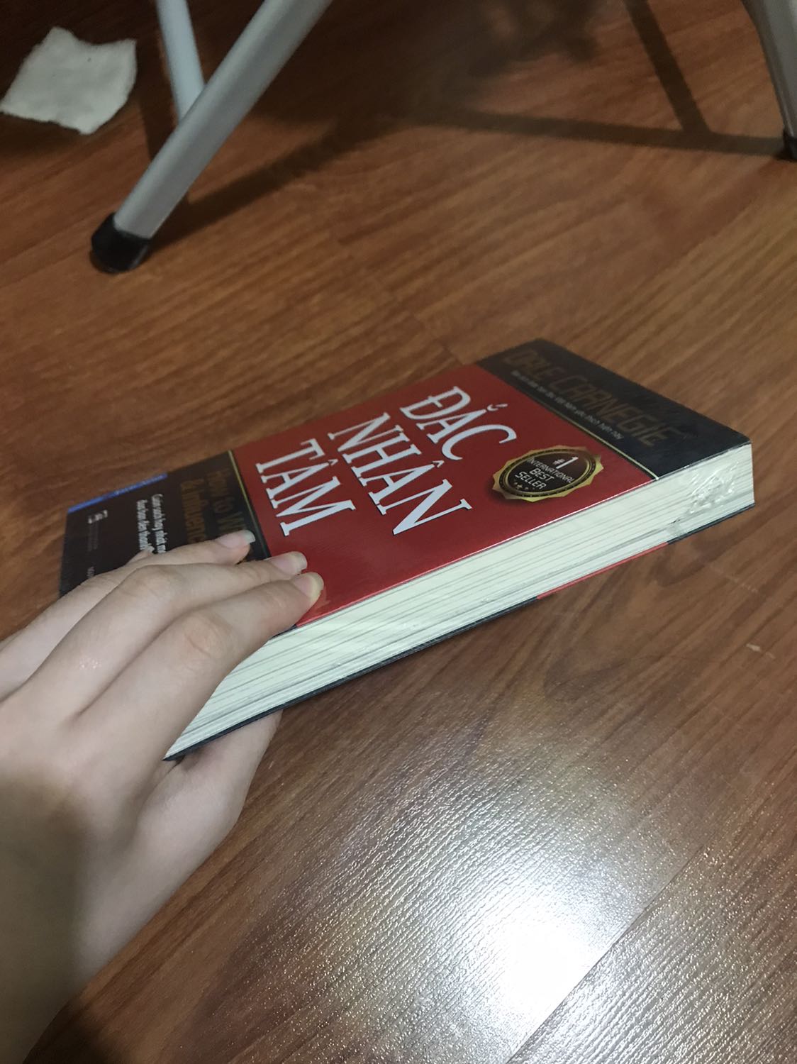 giao hàng nhanh lắm, mới đặt hồi trưa mà chiều đã nhận đc r. Đóng gói hàng đẹp, chắc chắn. Sách đẹp, dày dặn. Mình chưa đọc nên k biết nội dung ra sao nhưng mà chung là hài lòng lắm ❤️