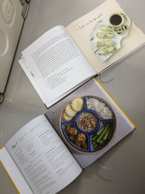 Công thức chay đa dạng mà gần gũi với mâm cơm gia đình. Mãi tới giờ khi tập tành ăn chay mình mới mua quyển này dù follow Accnhi lâu rồi. Sách đẹp và có nhiều hình ảnh minh hoạ.