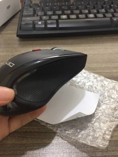 em nhận được chuột rồi, chuột màu hồng phấn xinh lắm ạ, đúng màu mình thích, mới về bóc tem dùng ngay, chất lượng tốt, xứng đáng giá tiền, kiểu dáng thon gọn, rất hợp với các chị em, có 1 lưu ý nho nhỏ muốn chia sẻ cho mn nha tại m thấy có người mua nhầm sử dụng cho macbook con này thì không ổn rồi vì con này ko có bluetooth, con có bluetooth cũng giống con này nhưng