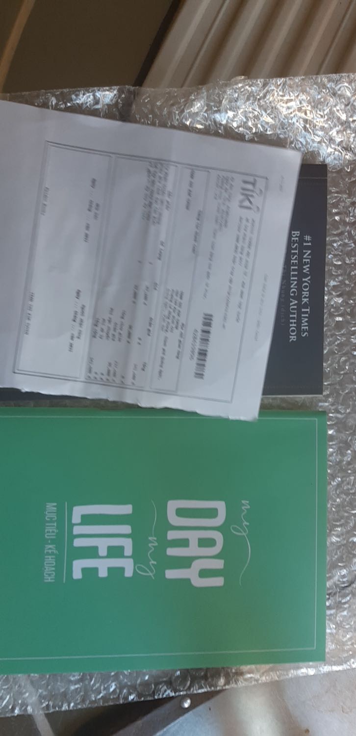 Mình mua 3 quyển. Được tặng 3 quyển sổ. Nhưng khui hàng chỉ thấy đúng 1 quyển sách và 1 quyển sổ???  Vậy là sao. Shop *** hay tiki ***