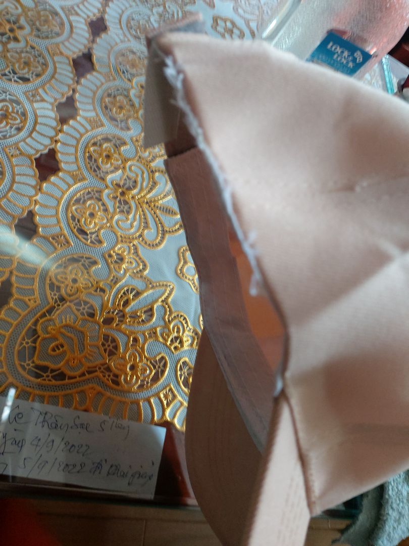 Có rẻ. Nhưng rẻ tiền thường rẻ luôn uy tín và chất lượng.Quá tệ . Tràn trề thất vọng.Mọi người không nên mua loại mũ này ở shop này .Quá tệ và bôi bác. Đường chỉ CỰC KỲ CẨU THẢ VÀ XẤU XÍ. , Vải lót đạp dính lòi ra bên ngoài mủ luôn vẫn bán cho khách. (Xem hình), chỉ thừa nhiều phải lấy bật lửa đốt 3  cái hết 10 phút mới hết chỉ thừa. Bôi bát .